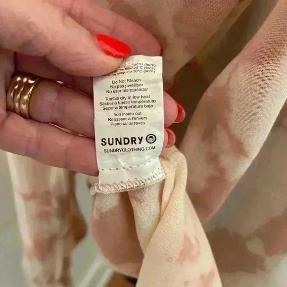 Sundry long, tail, button-down women’s shirt in new like condition Size 1 fits L - Picture 4 of 8